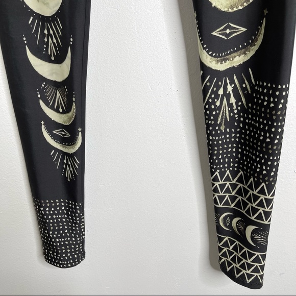 Onzie Black High Rise Las Lunas Graphic Full Leg Leggings Size XS Moonphases - Picture 14 of 16